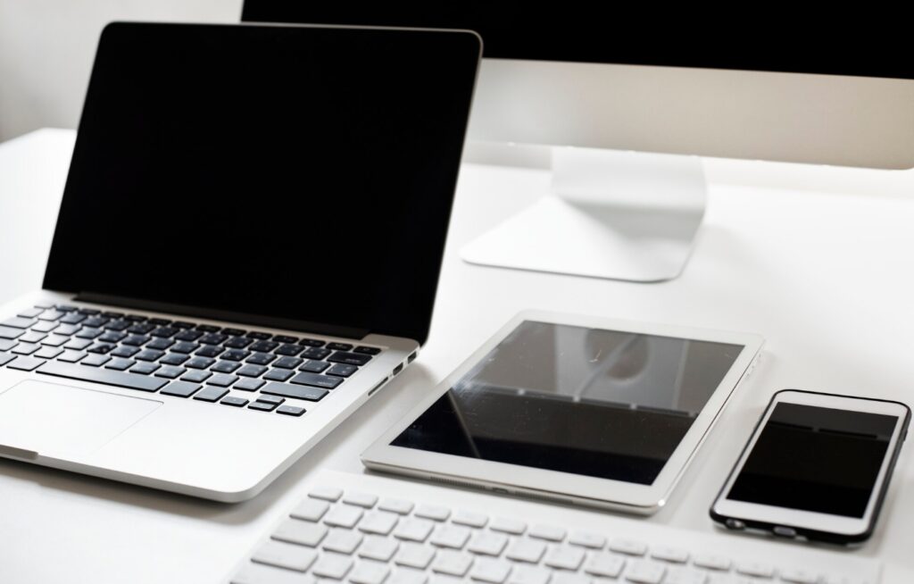 Dispositivos móveis, considerados endpoints, como notebook, celular e tablet.
