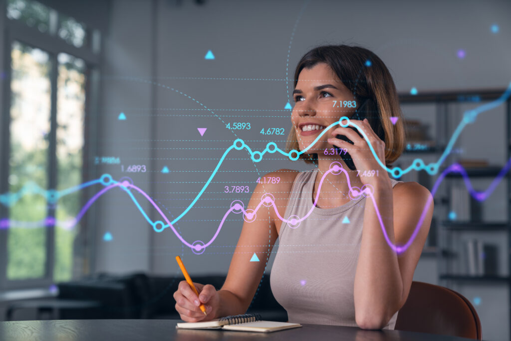 Mulher de negócios sorridente em roupa casual segurando e usando smartphone digitando no local de trabalho do escritório com notebook. Em frente a ela, gráfico e ícones e números em holograma representando SLI, SLA e SLO.