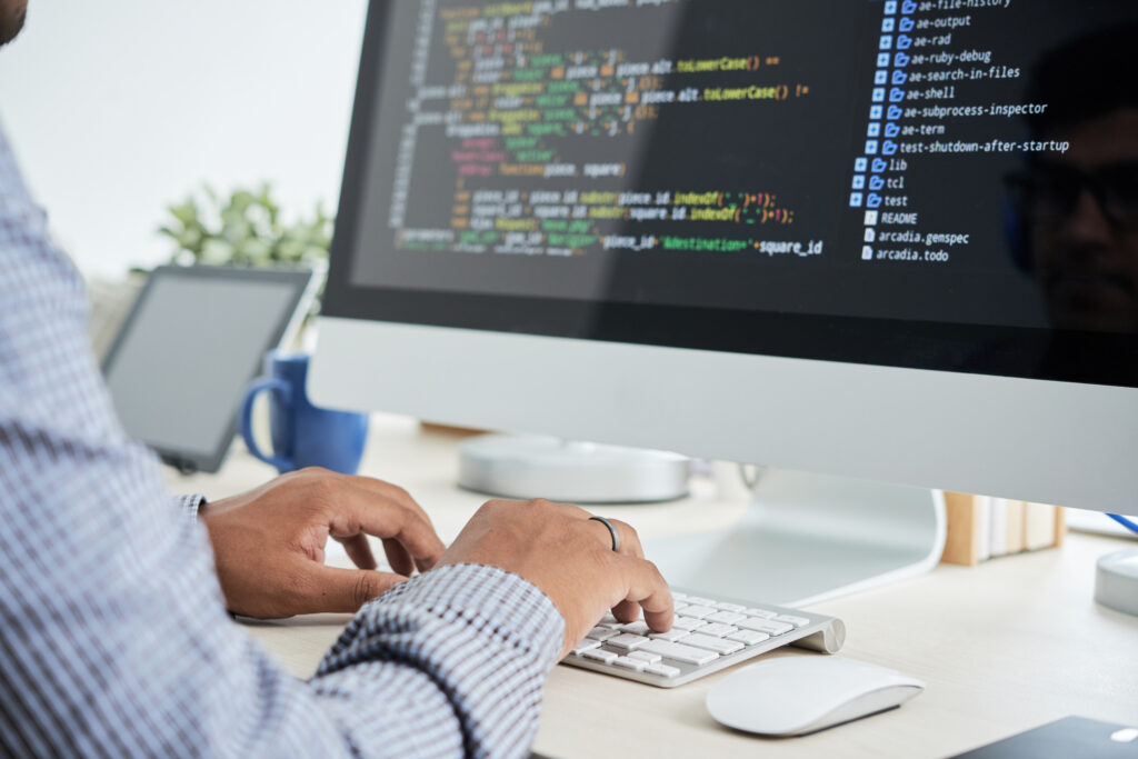 Fábrica de software ou outsourcing: entenda as diferenças e saiba qual contratar
