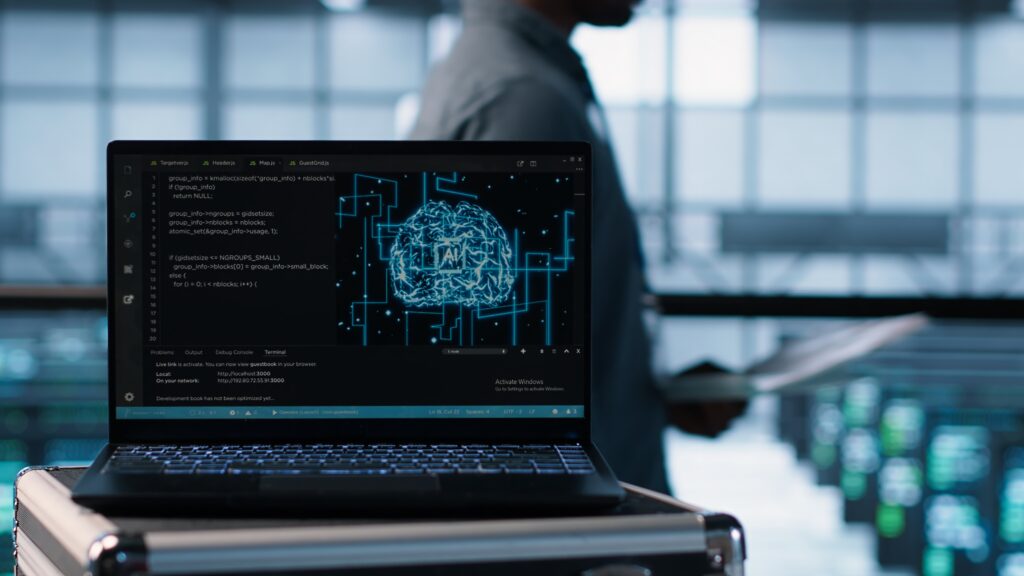 Machine learning: o que é e como melhora os resultados das empresas 1 Um notebook mostra uma imagem de conexões neurais com a palavra