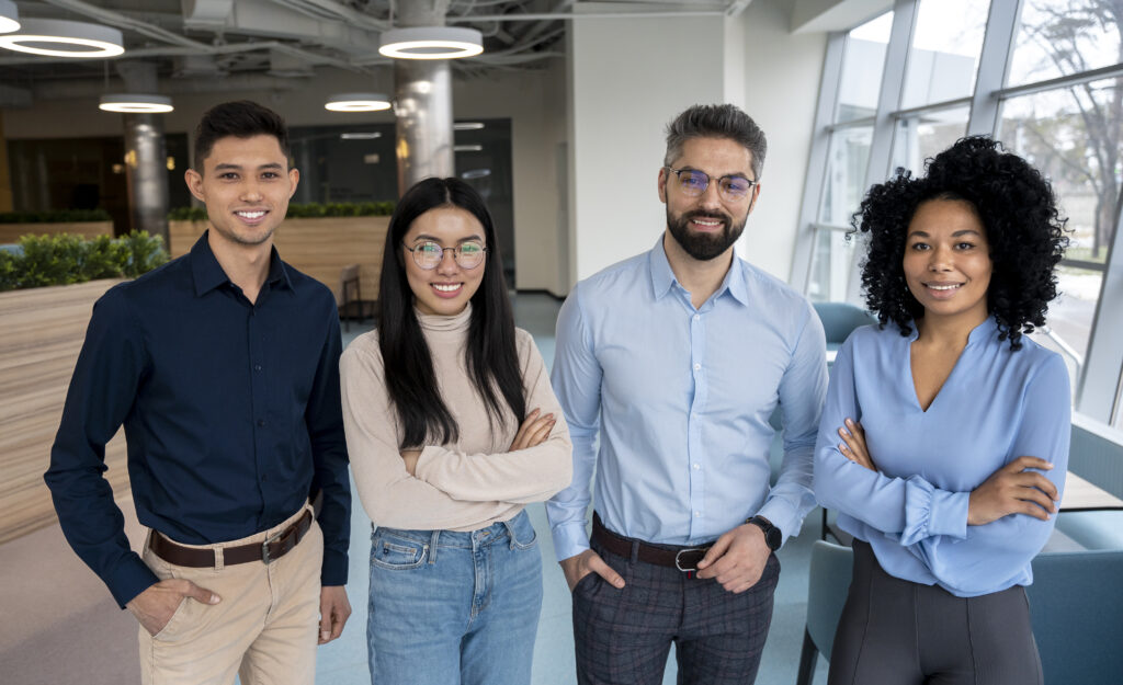 Squad ágil formada por quatro pessoas em um escritório.
