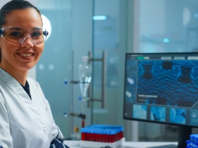 Portrait of a smiling chemist wearing safety glasses in lab looking at camera. Team of scientists doctors examining virus evolution using high tech and chemistry tools for scientific research, vaccine SSUCv3H4sIAAAAAAAACoxVTY/bOAy9L9D/MNC5wupb1v6CXnrqcdGDLMmJUNsKbKXbYjD/vbRjO3LGE+zNIimKfI98fv3018sLqu0YHfrn5XU6wTm27XXMg80x9WAmnxf7EHofhtLyc+CKlIbgY05DtG1prG125952AYz9tW0n89vsRGO2+TqGsXi9i25IY07uxwXKAAdd8/gh2G7McU7E9GqmjA/NzlLH0y3BOeUEHr46XGrTdajTrzLteL7mHIb5xi6N9akO782X1Hu5D2xt93sfE39lu7N0aYIztKELfR7Lony4pDHmudhxdyf8DqErS3W23zdWQOlsDifAfgfmSu2/t/PL6liyZXChby6G3gW0PHLD5FpPrq9xdKFtbR8SULH6bw9+kO1LsG0+OzuEv7/CNDgYhf+f+PbxfcP1BIVNwL6+FY0OAKK9zczSFvKcaEuCxiT4BouaMVxVjGOmnQ+VdEQxtZaBhHfU05ph7QPHguoG15Y1mNWKMWsCaZoNDFQzqUNDHXaMWAgOARtqCWaOV5xJ21Dv5vpvRaMf/8EodTMFS7n26mMqKPmZAJN5AIqeLkN0sT8V11I+z7u2XnPp2udhAgNtxbUpXWzdTuvQQM6w2s92HCHcr/ZySmCzU1e806c8Q7lkRR7GaDpSzhSTXChJjaJEGY7KlT1HyDOXsxZ4vbTJ+jA9uo3FwTIrKiohKVfbVOz3egnQcpWPYsOPfI+7fhSzW/sD/4MCHIXstOAoYFWFw8uLPhzeW5TiyPdOM5agSpkCvQf5mGMkTGd1j9mERFGphDCsBOdBUyBGA+eaklvIuu3T6nYRcNozfIy/4WWJe2xMJekH/UvCqPiAdwkzqJ8NjWRM6WeMSSEVP2RFEqp5pZ+CKrmUhotnUyOFAgmhzwmUUjCjqqcEVEQRrfVCwO5/CYHR7yT+gQAkKAGCDSebTqz4IyqM5qIydzFc4UeaU0OIoZtnBR+Qtqc0OsgBkDNKOAG02Ba3IwIxCiwIRs3m3/GABPTGYcDk3b/QgAhrmLFWYEJrhQWMKbbUSEwswO6tv7/4QA4CXolRXNw7fuAGUcO5kDB6egt5xw2iShDQ9DsEj8wgA91JqGxW/IWSOO0DUsIJIyXDdSMChjwOG+XhD8SpM9AxhV8M3Hr7AwAA//8DAF5C3chyCQAA