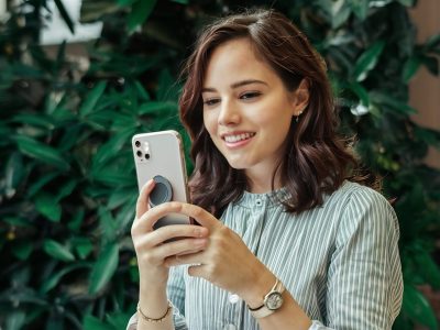 woman-using-smartphone-with-pop-socket